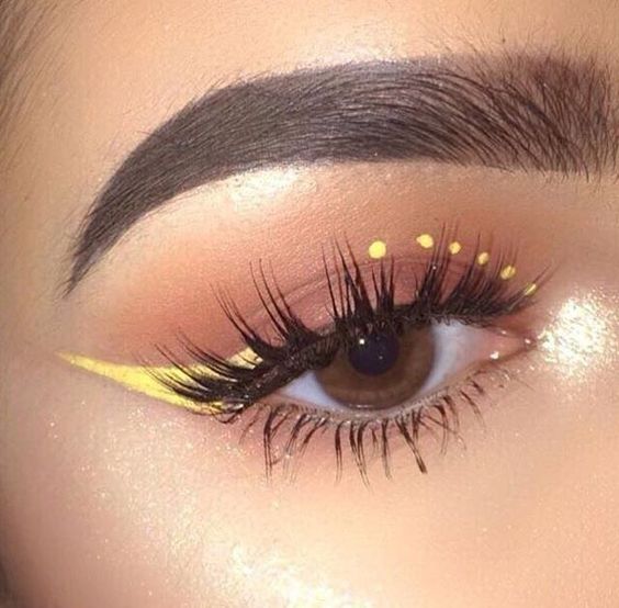 Delineado en amarillo con puntos; Delineados aesthetic que querrás intentar