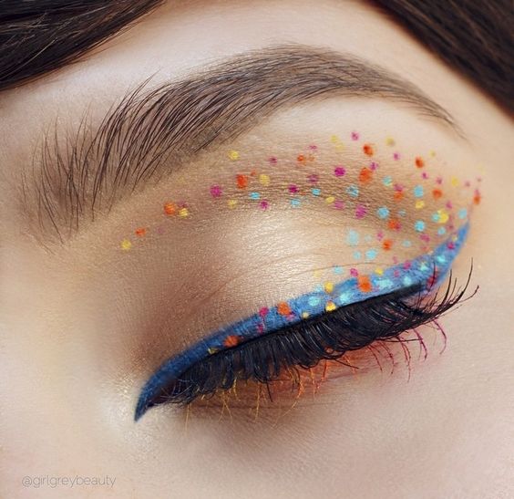 Delineado en azul y negro con puntos de colores; Delineados aesthetic que querrás intentar
