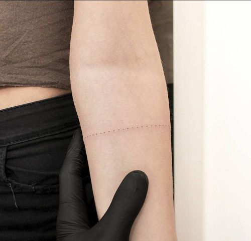 Chica con tatuaje a puntos en el antebrazo; Tatuajes ocultos que desearás llevar