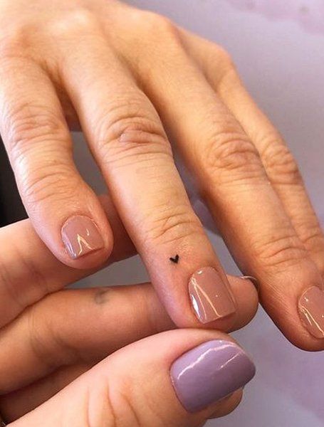 Chica con tatuaje miniatura en el dedo; Tatuajes ocultos que desearás llevar