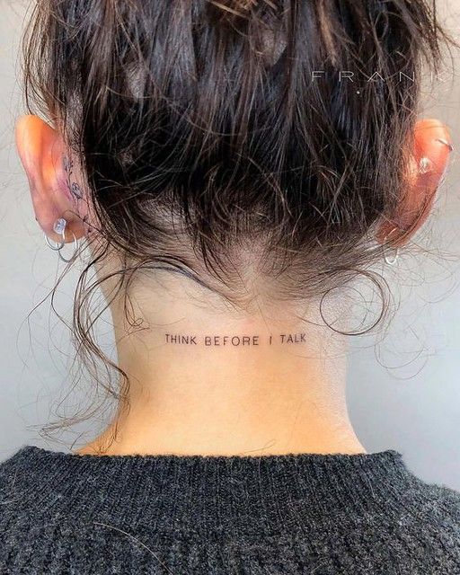 Chica con tatuaje de frase en la nuca; Tatuajes ocultos que desearás llevar