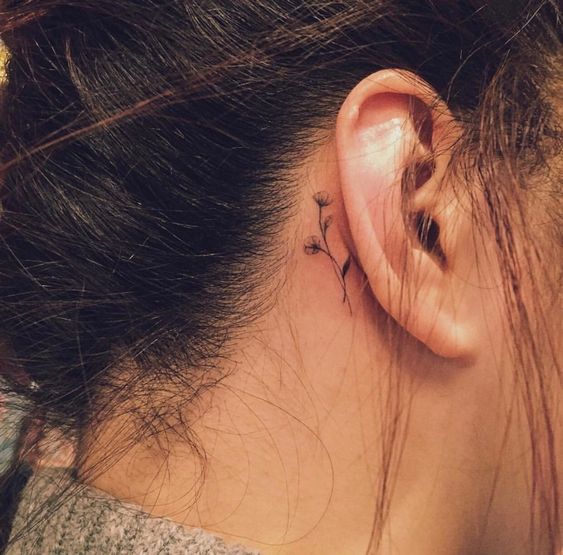 Chica con tatuaje de flores detrás de la oreja; Tatuajes ocultos que desearás llevar
