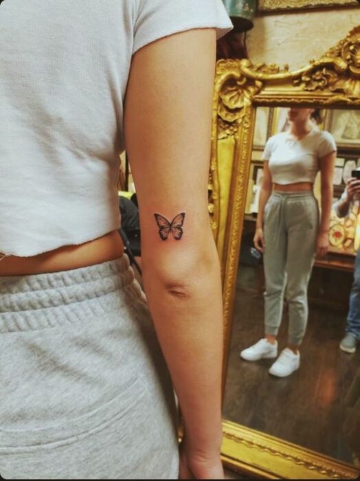 Chica con tatuaje de mariposa en el codo; Tatuajes ocultos que desearás llevar
