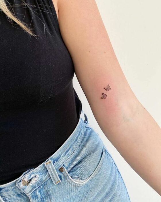 Chica con tatuaje de mariposas en el antebrazo; Tatuajes ocultos que desearás llevar