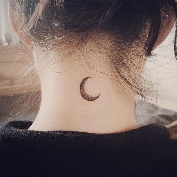 Chica con tatuaje de una media luna en la nuca; Tatuajes ocultos que desearás llevar