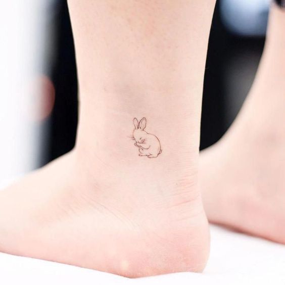 Chica con tatuaje de conejo en el tobillo; Tatuajes ocultos que desearás llevar