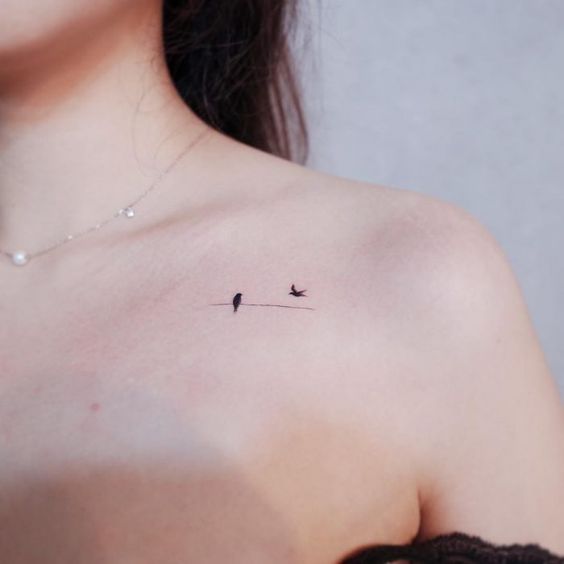 Chica con tatuaje de un ave en el hombro; Tatuajes ocultos que desearás llevar