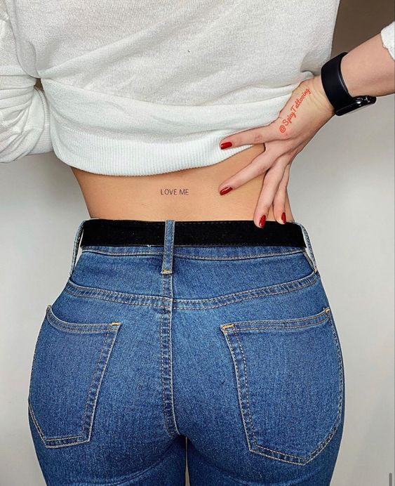 Chica con tatuaje en la espalda baja; Tatuajes ocultos que desearás llevar