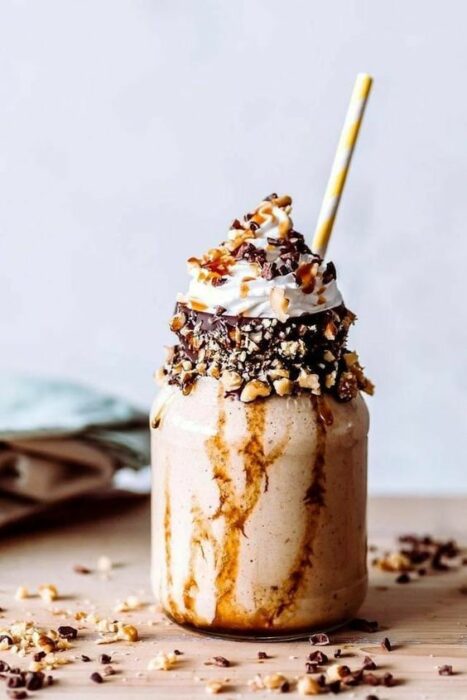 Café con helado y nutella decorado con nuez