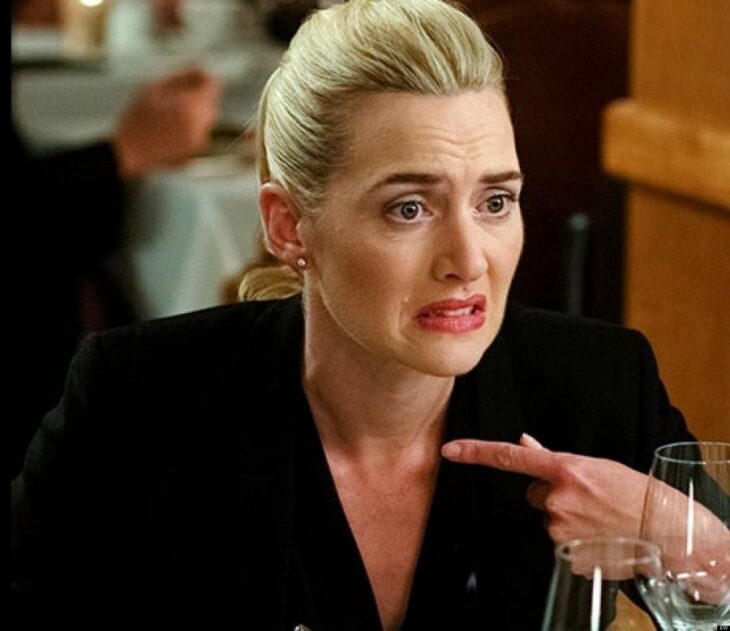 Kate Winslet en la película Movie 43 sentada disfrutando de una cena
