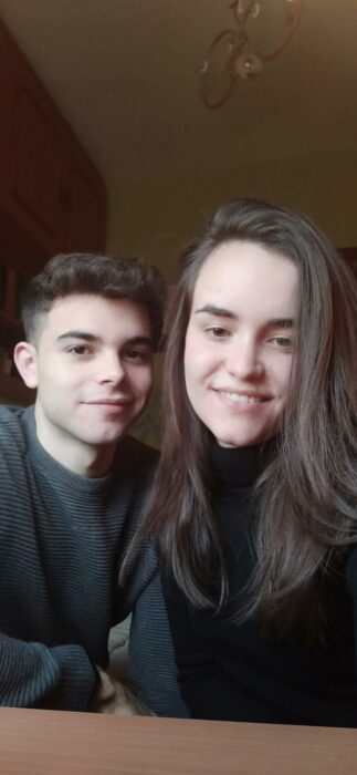 Pareja de novios juntos en una recamara y sonriendo; Parejas de novios que se parecen entre sí 