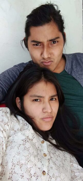 Pareja de novios tomando una selfie sobre la cama; Parejas de novios que se parecen entre sí 