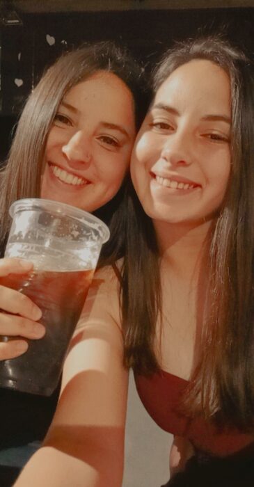 Pareja de novias bebiendo cerveza; Parejas de novios que se parecen entre sí 
