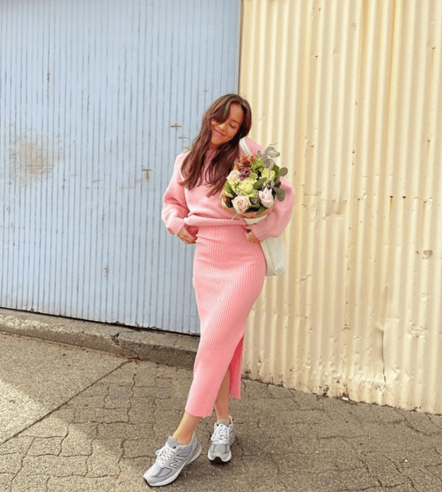 joven con vestido tejido rosa ajustado y zapatillas blancas