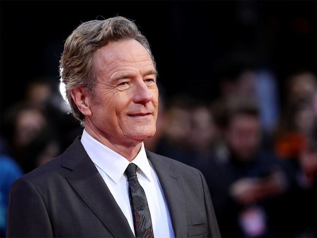 Bryan Cranston en una alfombra roja; 13 Celebridades que alcanzaron la fama después de los 30 años 