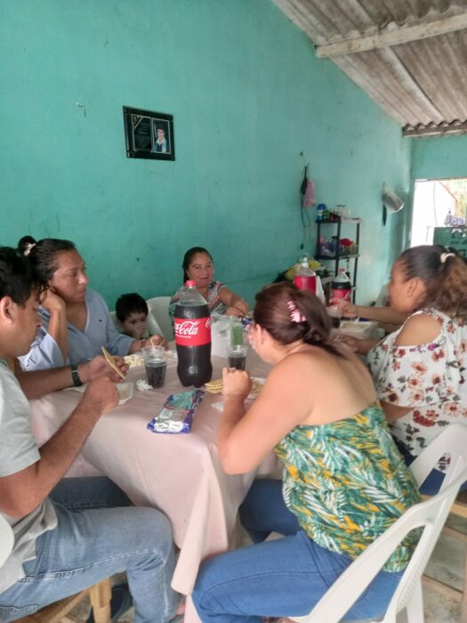 Mujer celebrando su divorcio junto a su familia en una comida familiar en el patio de su casa