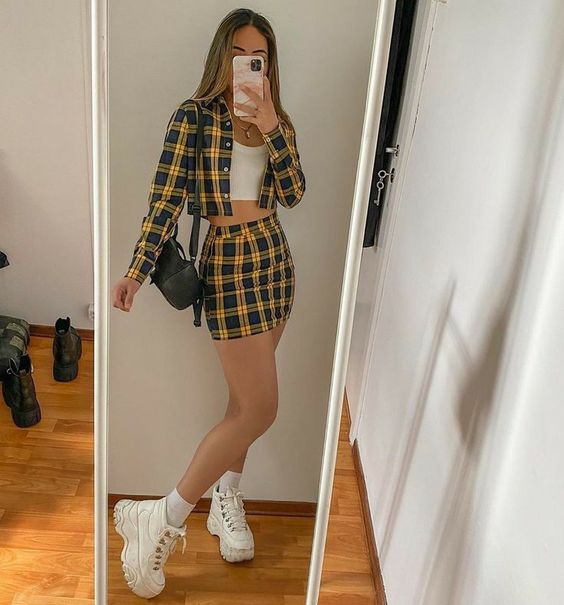chica luciendo un outfit colegial en tonos amarillo y verde a cuadros; 13 Outfits colegiales que extrañas de la escuela