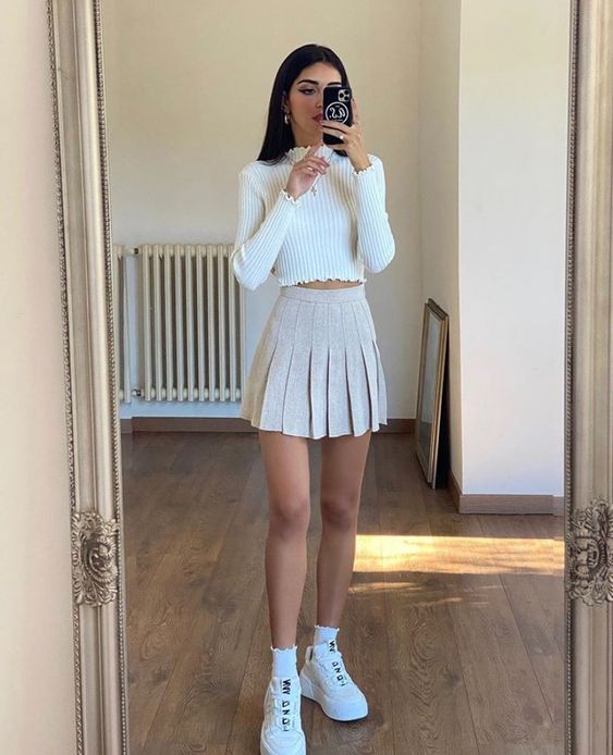 outfit estilo colegial de dos piezas en blanco; 13 Outfits colegiales que extrañas de la escuela