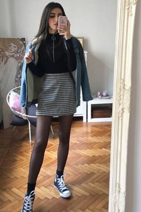 chica con outfit de falda a cuadros y medias; 13 Outfits colegiales que extrañas de la escuela