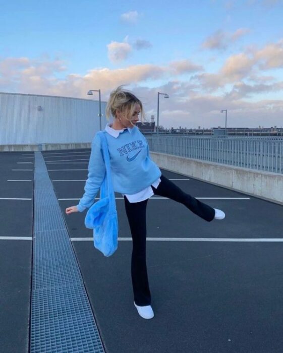 chica con outfit colegial y jeans negros; 13 Outfits colegiales que extrañas de la escuela