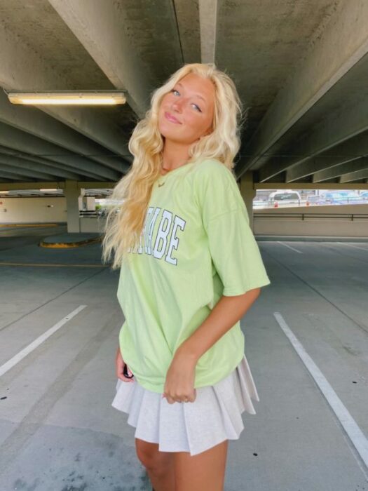 chica con outfit de falda plisada y camisa verde amplia; 13 Outfits colegiales que extrañas de la escuela