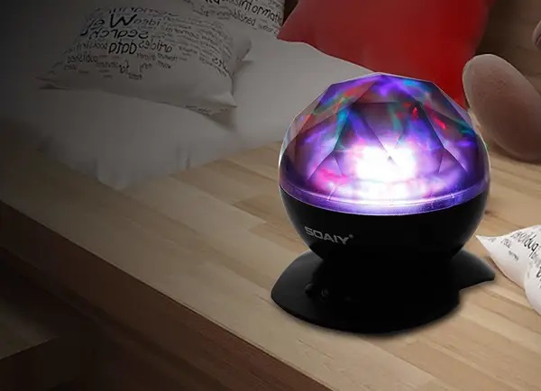 Luz led de diferentes colores puesta en una mesa de noche 