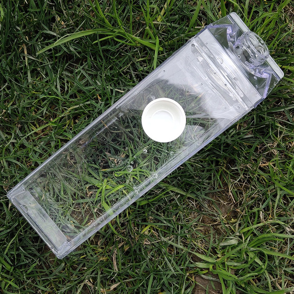 Botella para agua; 14 Básicos para sobrevivir al calor con bastante glamour
