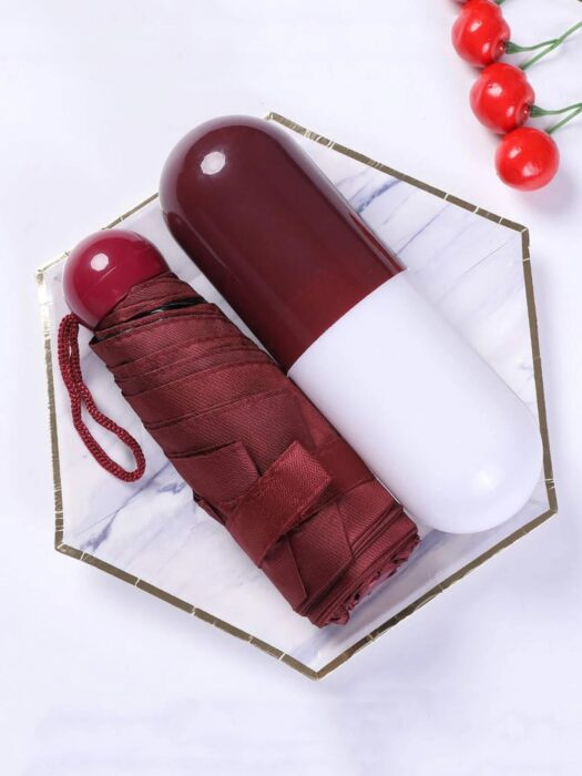 Sombrilla en forma de cápsula; 14 Básicos para sobrevivir al calor con bastante glamour
