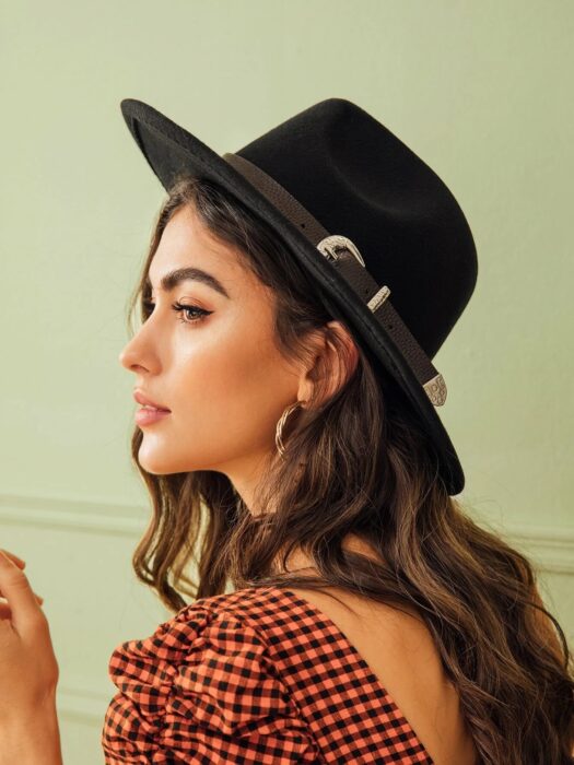 sombrero en color negro; 14 Básicos para sobrevivir al calor con bastante glamour