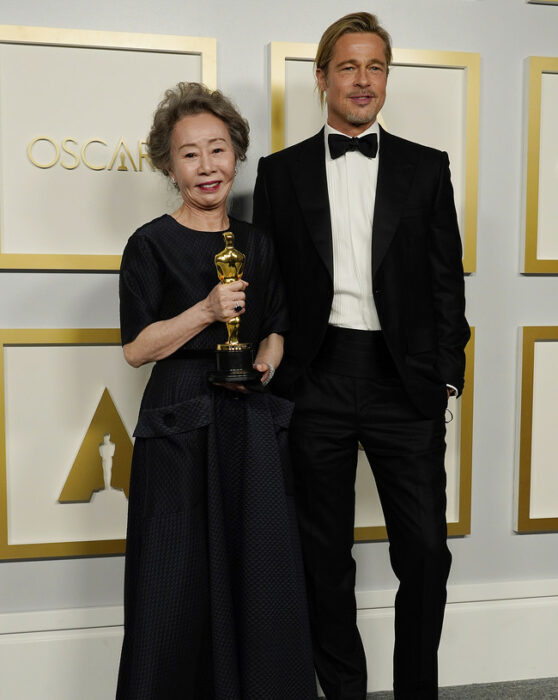 Youn Yuh-jung junto a Brad Pitt en la entrega de los premios óscar