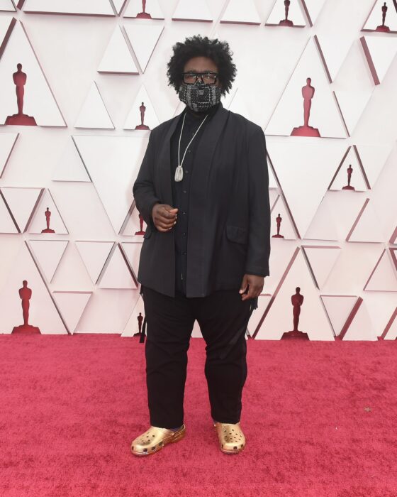 Questlove llevando sandalias tipo crocs en dorado en la entrega de los premios oscar