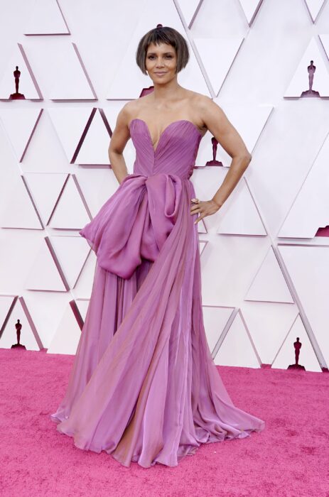Halle Berry en la alfombra roja de los Oscar usando un vestido de color morado
