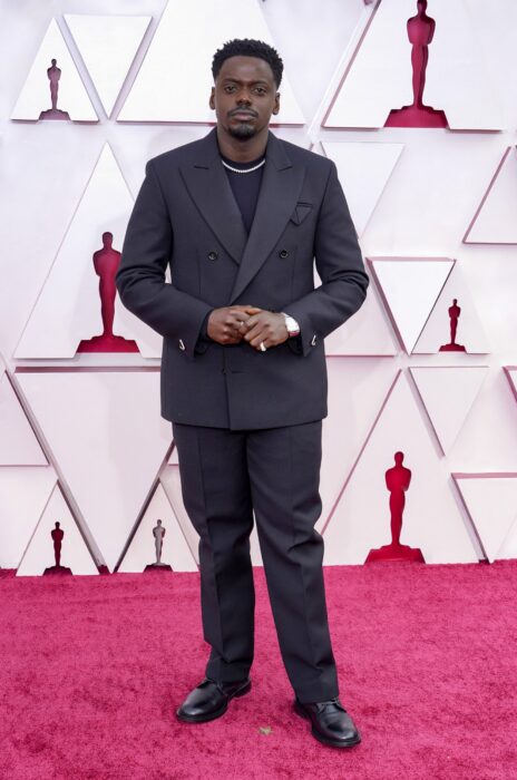 Daniel Kaluuya usando un traje de color negro