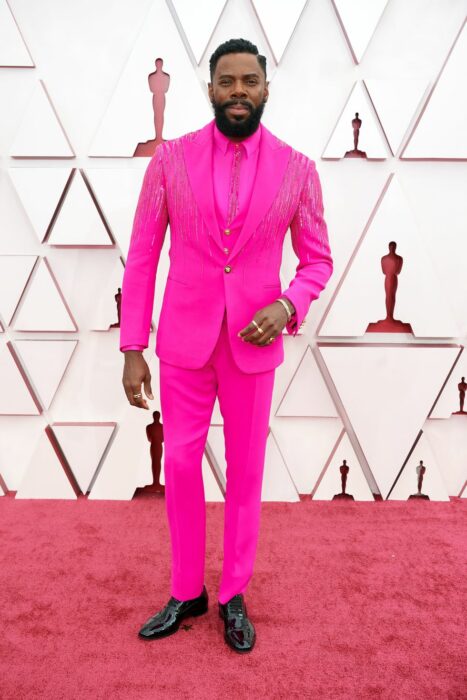 Colman Domingo usando un traje totalmente rosado en la entrega de premios Óscar 2021
