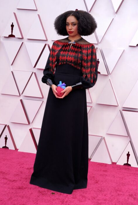 Celeste Waite usando un vestido de color negro con rojo en la entrega de premios Óscar 2021