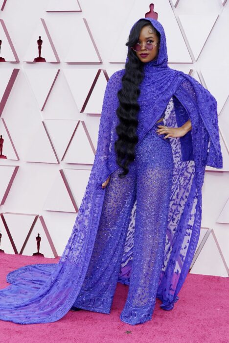 H.E.R. usando un traje totalmente azul