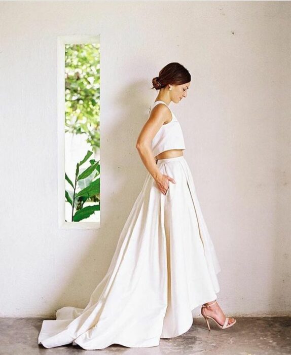 Chica llevando falda y crop top a boda; 15 Vestidos de novia sencillos y bonitos que te harán decir 'Si, acepto'