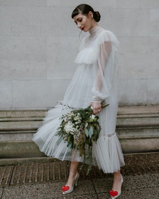 chica llevando vestido ampon con encaje; 15 Vestidos de novia sencillos y bonitos que te harán decir 'Si, acepto'
