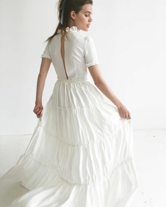 chica llevando vestido de novia estilo manta; 15 Vestidos de novia sencillos y bonitos que te harán decir 'Si, acepto'