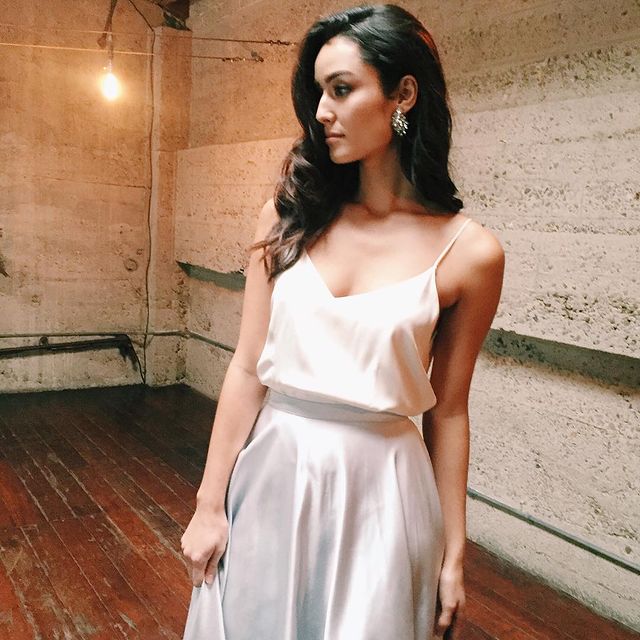 vestido de satín para boda; 15 Vestidos de novia sencillos y bonitos que te harán decir 'Si, acepto'