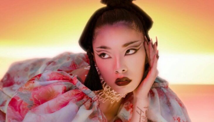 Rina Sawayama; 13 Famosos que se declararon abiertamente pansexuales