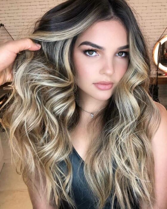 Chica con el cabello teñido con mechas platinadas