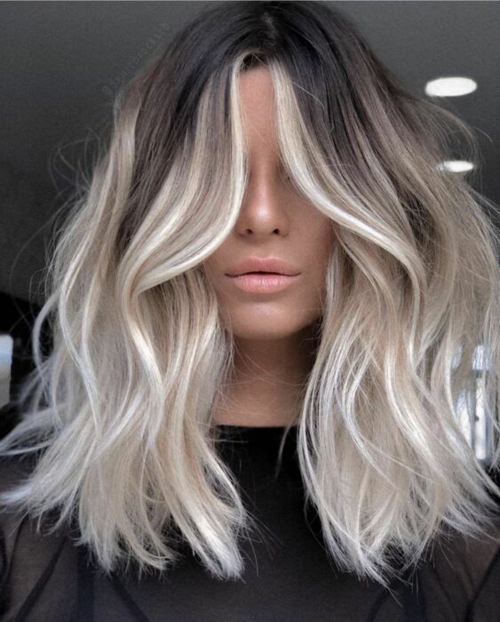 Chica con el cabello teñido con mechas platinadas