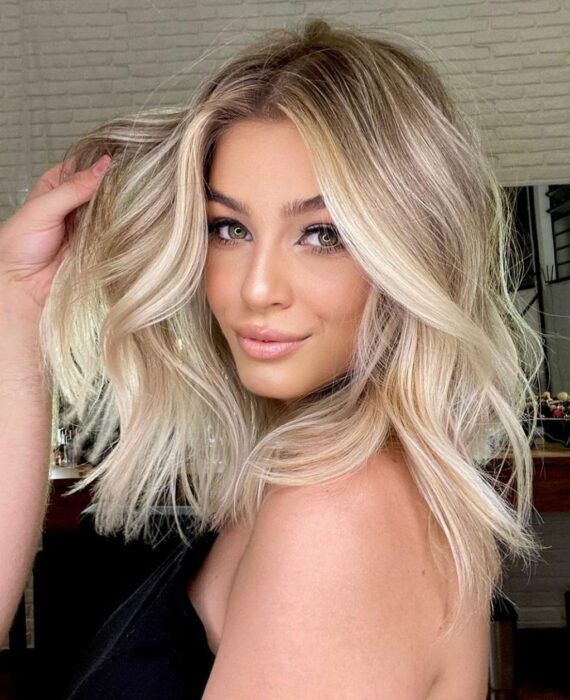 Chica con el cabello teñido con mechas platinadas