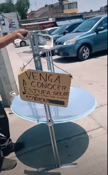 abuelito vendiendo sus estufas solares