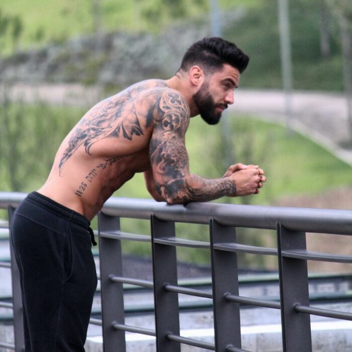 Chico observando el paisaje mientras está apoyado en una pared