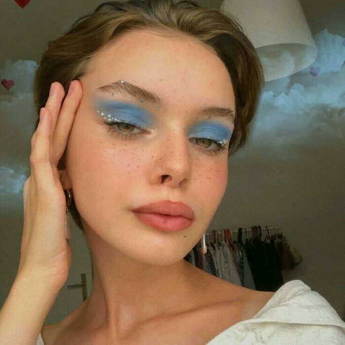Chica con maquillaje azul en los ojos; 13 Maquillajes aesthetic para presumir en tu IG