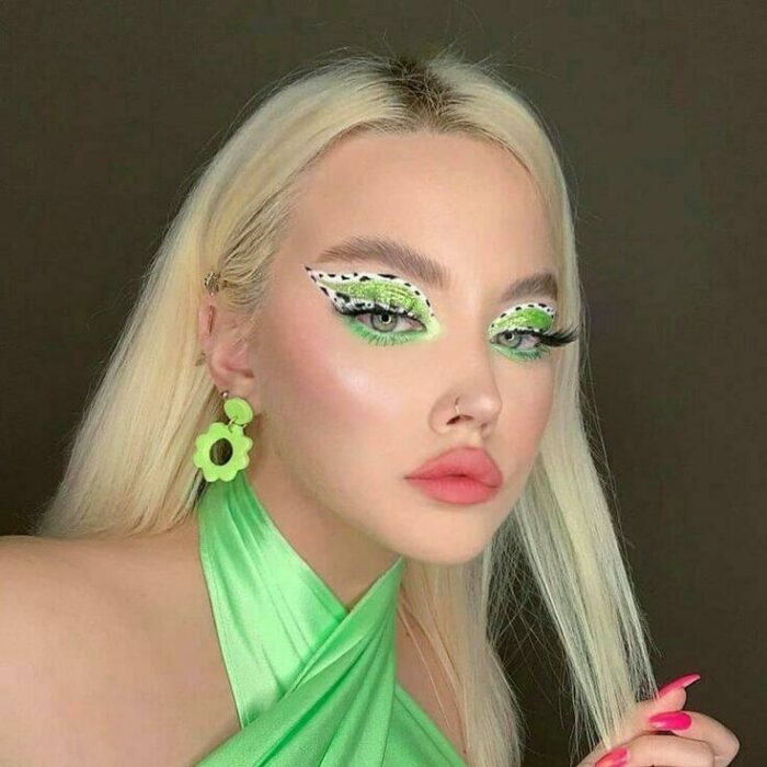 Chica con maquillaje verde y delineado blanco; 13 Maquillajes aesthetic para presumir en tu IG