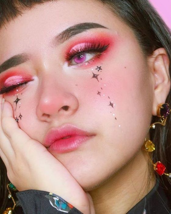 Chica con maquillaje rosa con estrellas plateadas; 13 Maquillajes aesthetic para presumir en tu IG