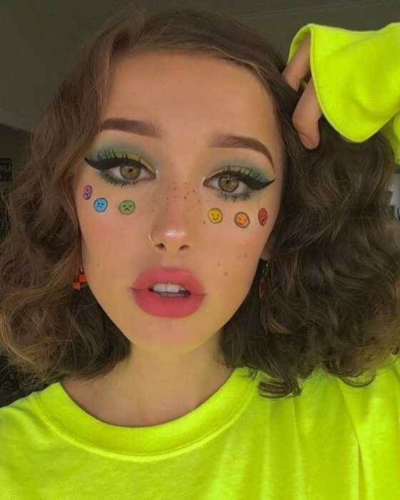 Chica con maquillaje en tono rosa con corazones de tonos fluorescentes; 13 Maquillajes aesthetic para presumir en tu IG